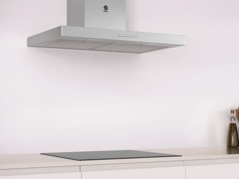 Campana decorativa de pared Balay en acero inoxidable incluida en la cocina todo incluido de CMM