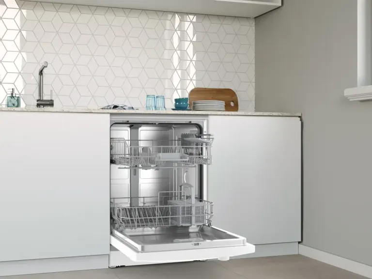 Lavavajillas Balay bajo encimera, con el panel de mandos a la vista, incluido en la cocina todo incluido de CMM