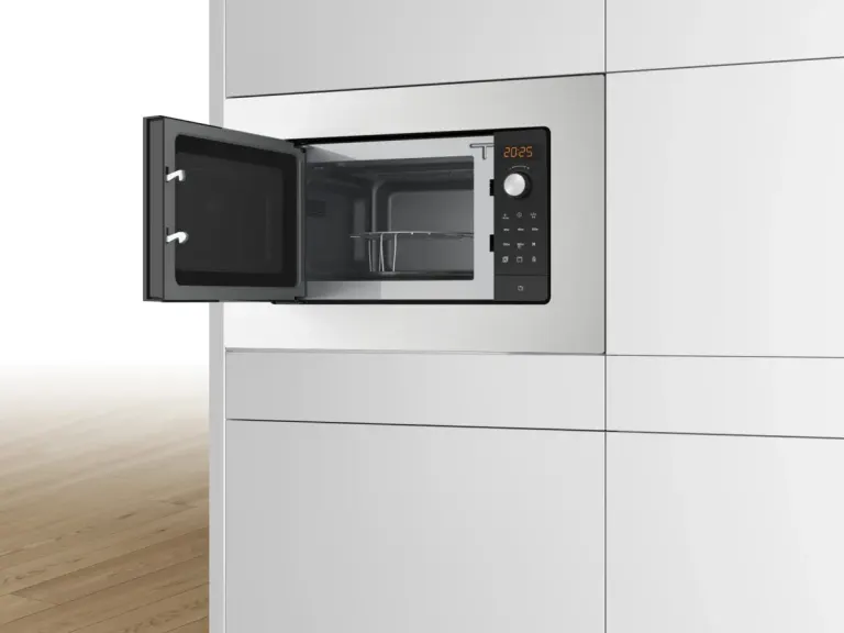 Microondas integrable Balay incluido en la cocina todo incluido de CMM