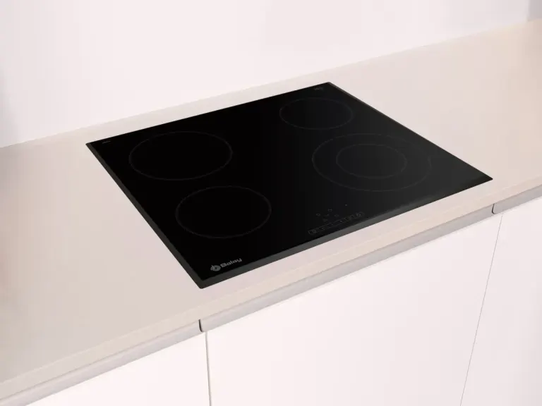 Vitrocerámica Balay de 4 zonas incluida en la cocina todo incluido de CMM
