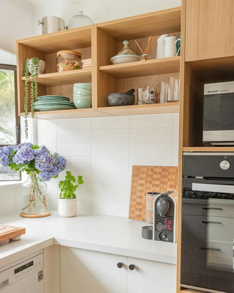 Cocina con módulos de baldas abiertas en madera de roble y frentes blancos