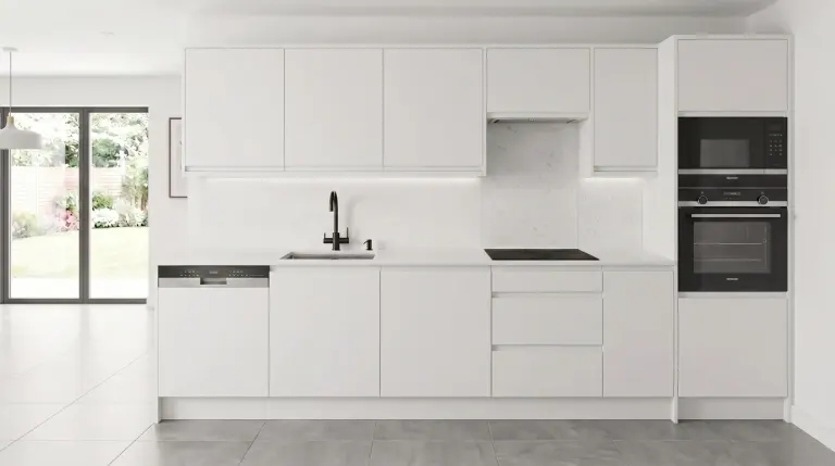 Cocina lineal a medida con 5 electrodomésticos Balay: Blanco con grifería negra