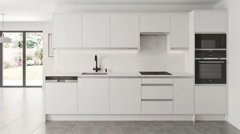 Cocina lineal a medida con 5 electrodomésticos Balay: Blanco con perfil tirador de aluminio