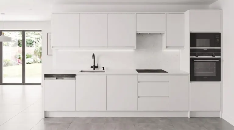 Cocina lineal a medida con 5 electrodomésticos Balay: Blanco mate con apertura gola