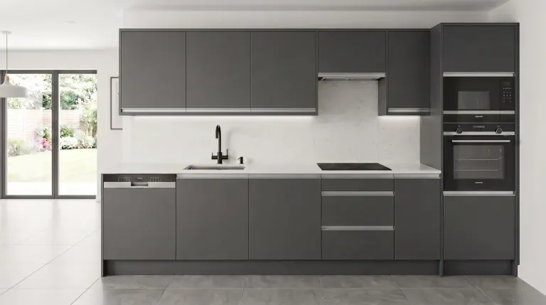 Cocina lineal a medida con 5 electrodomésticos Balay: Grafito con perfil tirador de aluminio