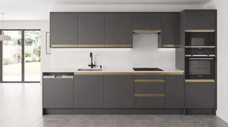 Cocina lineal a medida con 5 electrodomésticos Balay: Grafito con perfil tirador en oro