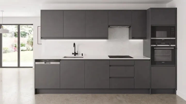 Cocina lineal a medida con 5 electrodomésticos Balay: Grafito sobre suelo de microcemento