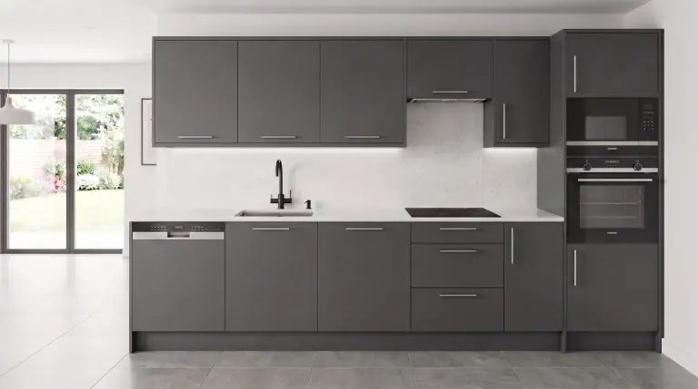 Cocina lineal a medida con 5 electrodomésticos Balay: Grafito con tiradores de acero