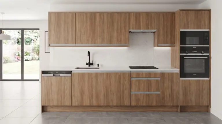 Cocina lineal a medida con 5 electrodomésticos Balay: Nogal con perfil tirador de aluminio