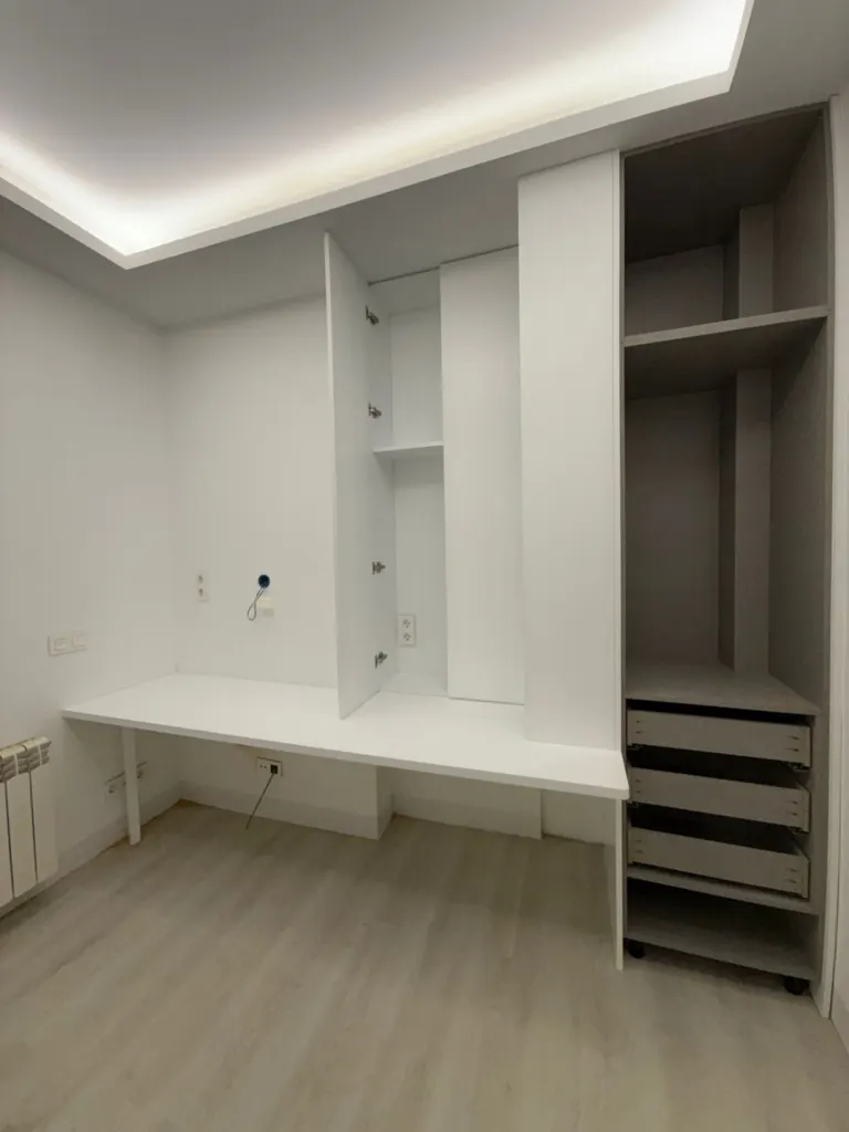 Proyecto integral a medida en listones de madera, lacado blanco mate, led en hornacina y estantería · Madrid · CMM (2)