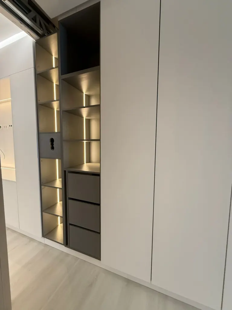 Proyecto integral a medida en listones de madera, lacado blanco mate, led en hornacina y estantería · Madrid · CMM (3)
