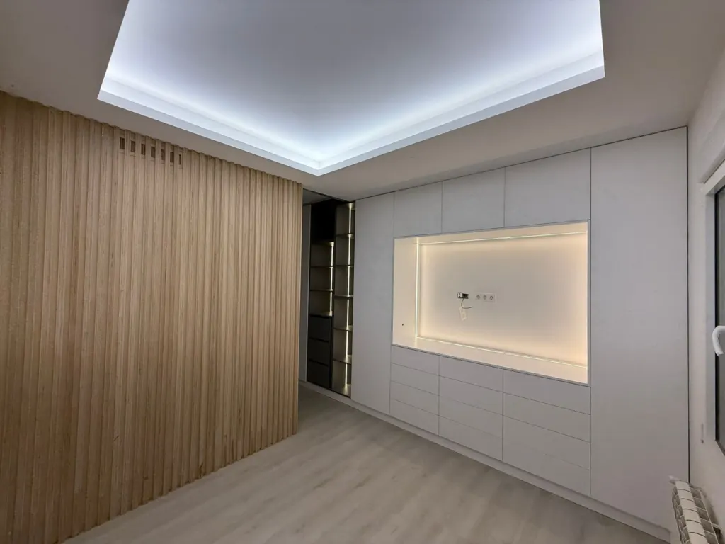 Proyecto integral a medida en listones de madera, lacado blanco mate, led en hornacina y estantería · Madrid · CMM (4)