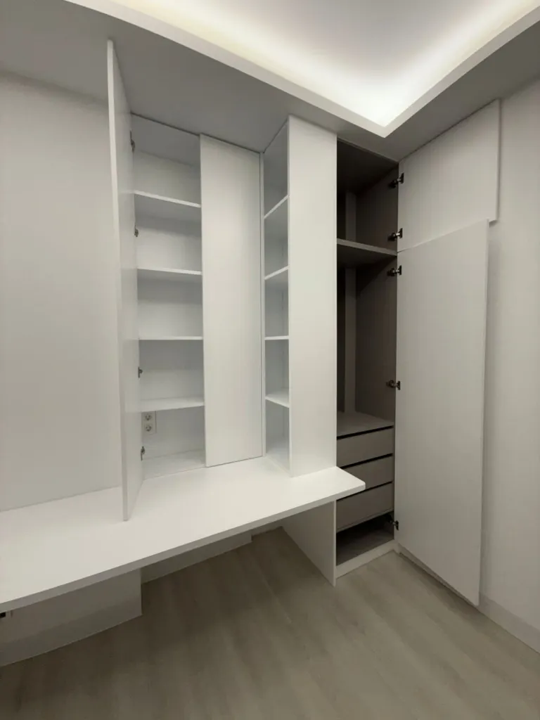 Proyecto integral a medida en listones de madera, lacado blanco mate, led en hornacina y estantería · Madrid · CMM (5)