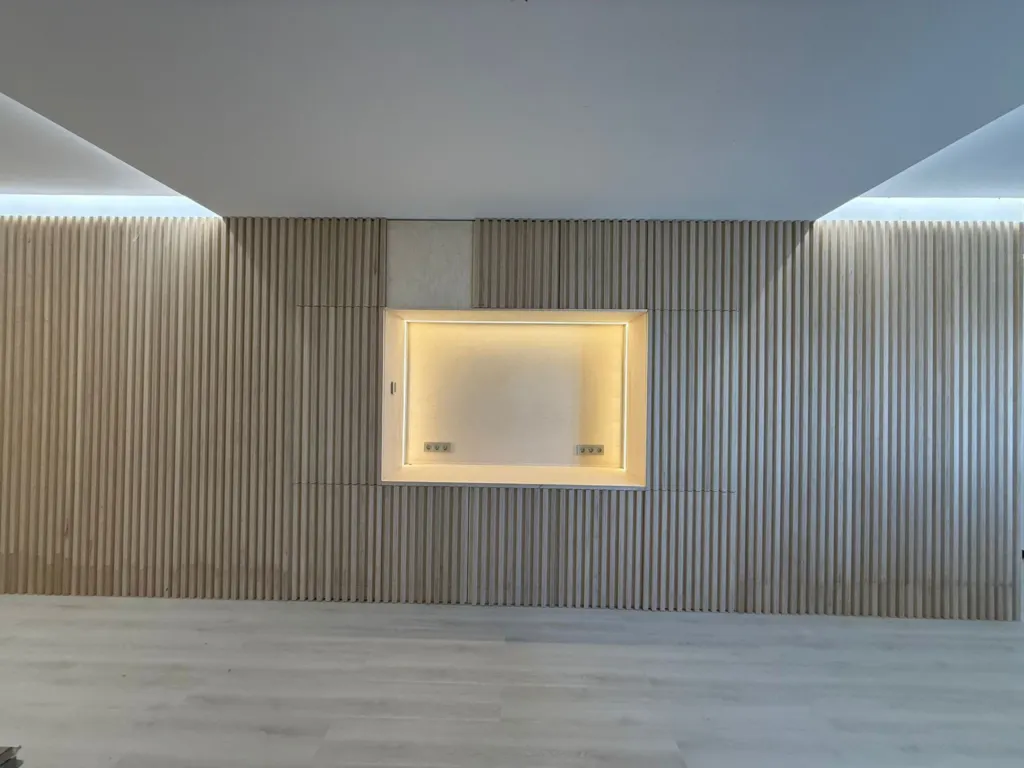 Proyecto integral a medida en listones de madera, lacado blanco mate, led en hornacina y estantería · Madrid · CMM (6)