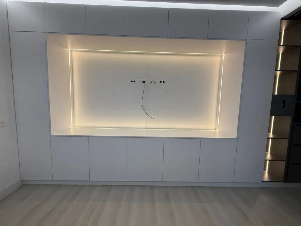 Proyecto integral a medida en listones de madera, lacado blanco mate, led en hornacina y estantería · Madrid · CMM (7)