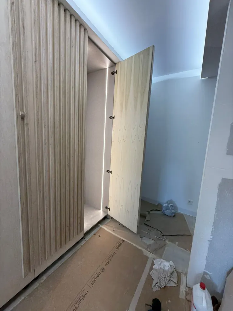 Proyecto integral a medida en listones de madera, lacado blanco mate, led en hornacina y estantería · Madrid · CMM (8)