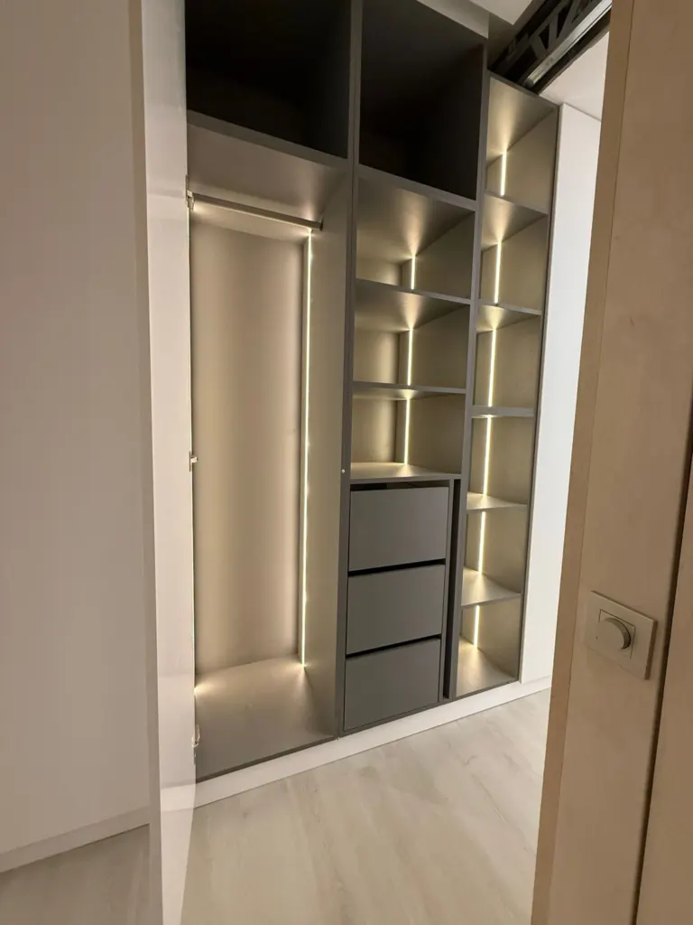 Proyecto integral a medida en listones de madera, lacado blanco mate, led en hornacina y estantería · Madrid · CMM (9)