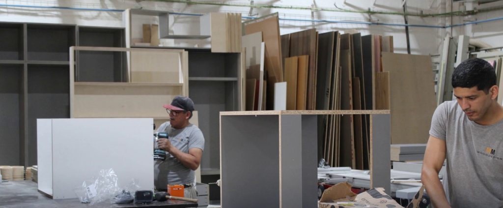 Carpinteros de CMM fabricando muebles a medida en el taller de Colmenar Viejo